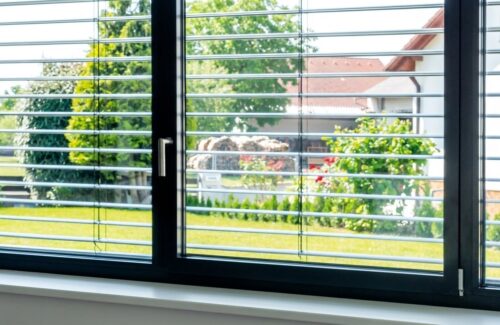 Fensterfront mit Jalousie