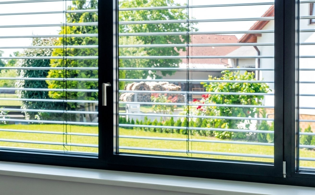 Fensterfront mit Jalousie
